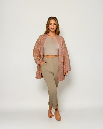 Modella con giacca Kantha reversibile Canto Nomade EcoEssence