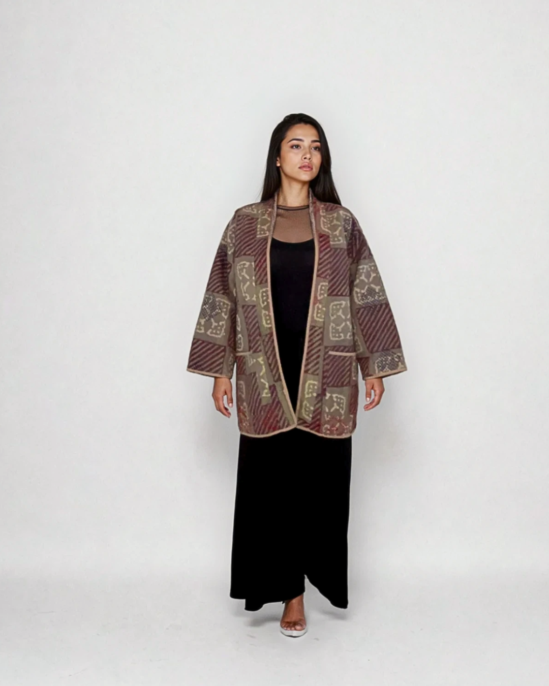Modella con giacca Kantha reversibile Canto Nomade EcoEssence