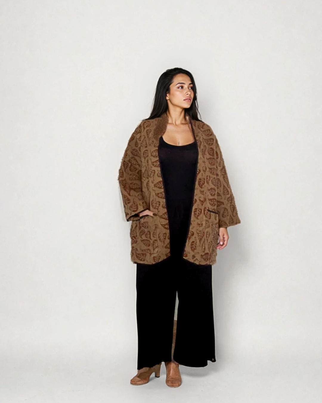 Modella con giacca Kantha reversibile Canto Nomade EcoEssence