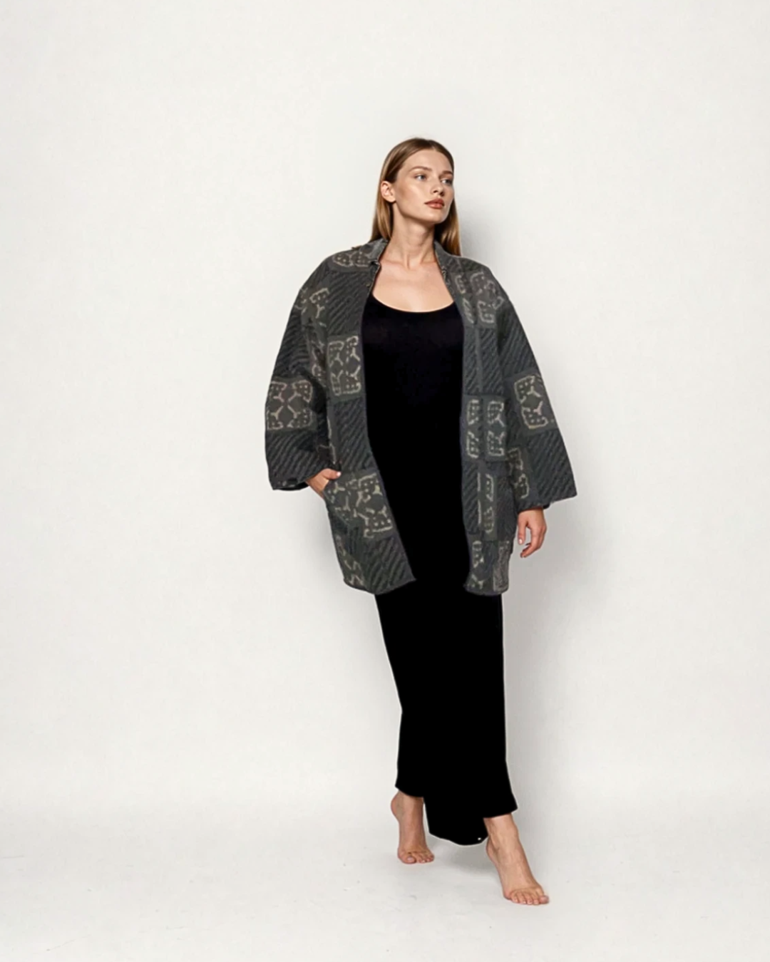 Modella con giacca Kantha reversibile Canto Nomade EcoEssence