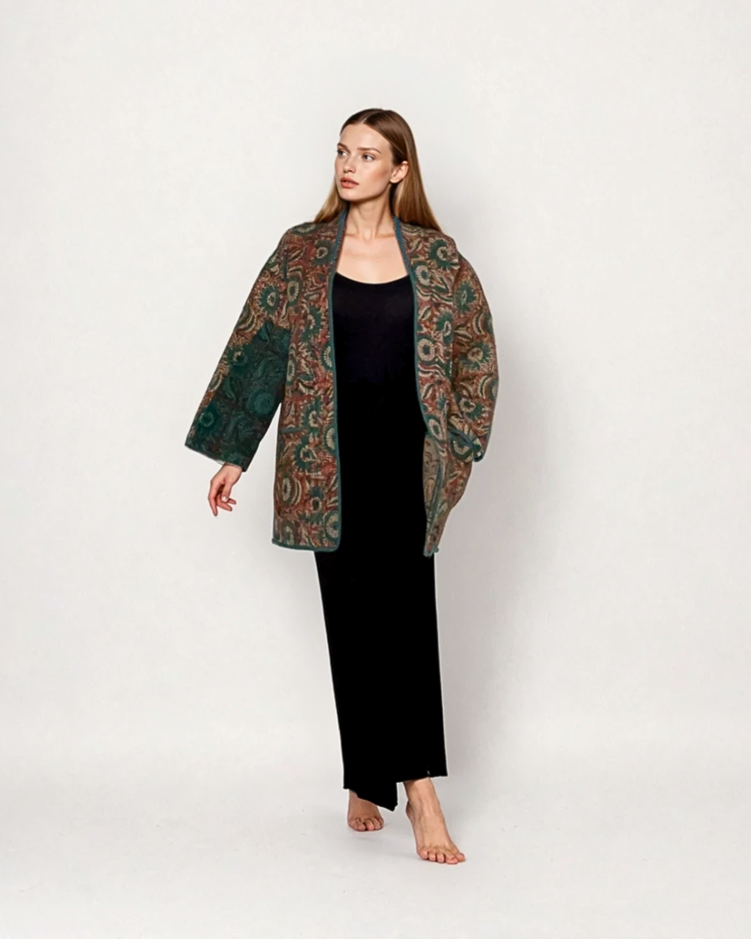 Modella con giacca Kantha reversibile Canto Nomade EcoEssence