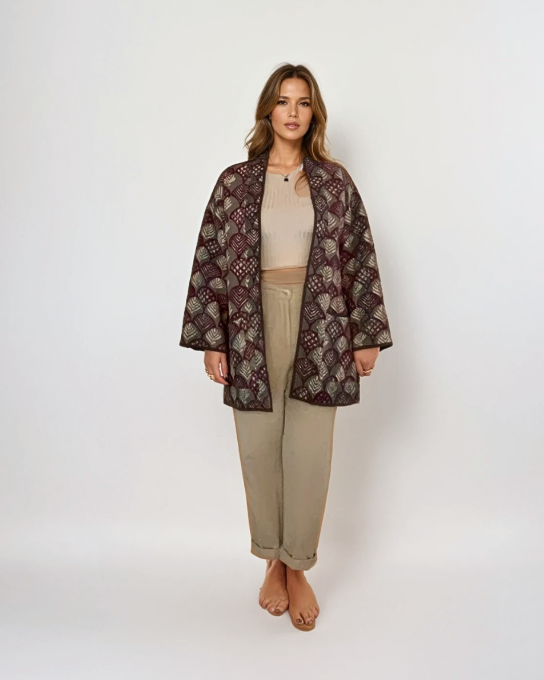 Modella con giacca Kantha reversibile Canto Nomade EcoEssence