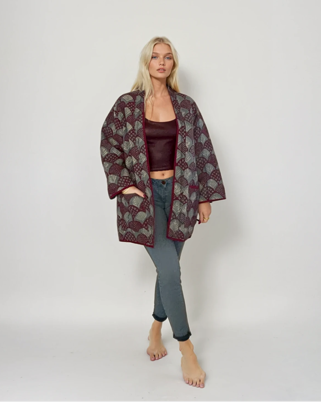 Modella con giacca Kantha reversibile Canto Nomade EcoEssence