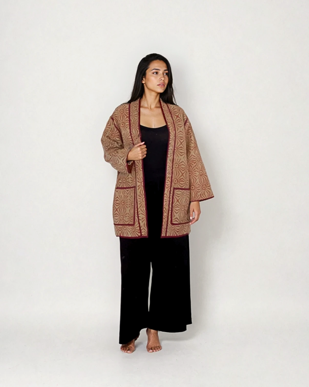 Modella con giacca Kantha reversibile Canto Nomade EcoEssence