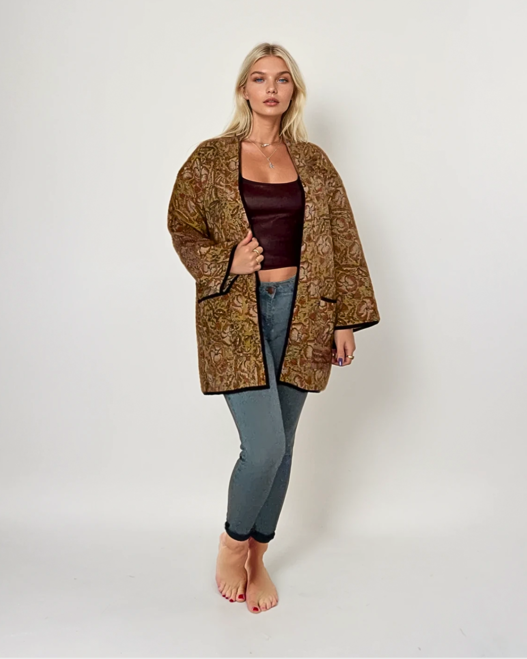 Modella con giacca Kantha reversibile Canto Nomade EcoEssence