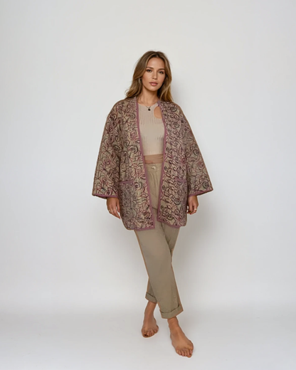 Modella con giacca Kantha reversibile Canto Nomade EcoEssence