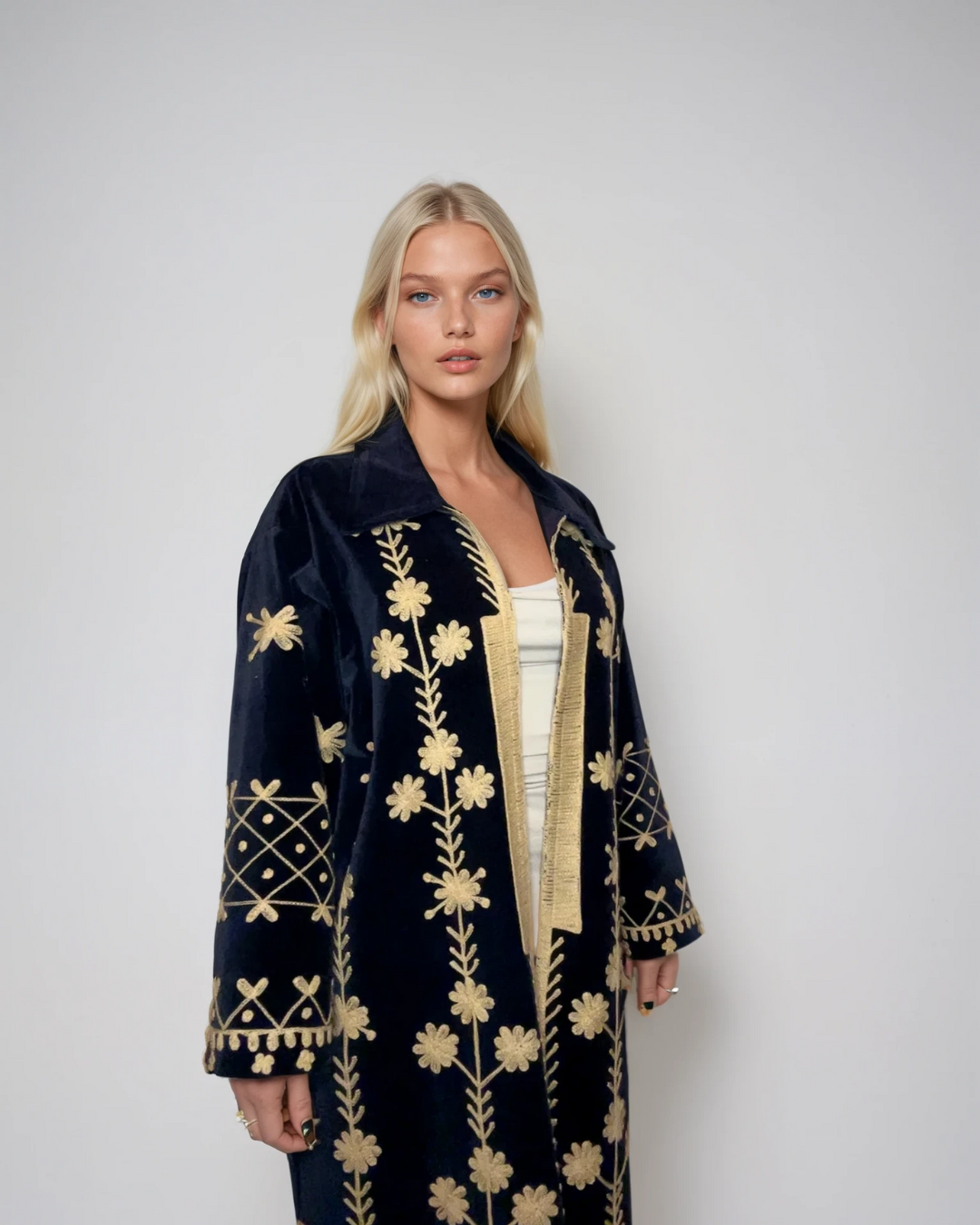 Dettaglio ricami cappotto velluto Regina d'Oriente EcoEssence