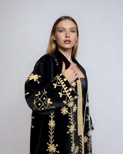 Modella con cappotto velluto ricamato Regina d'Oriente EcoEssence