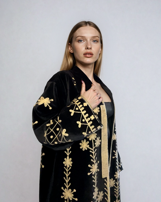 Modella con cappotto velluto ricamato Regina d'Oriente EcoEssence