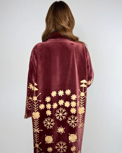 Modella con cappotto velluto ricamato Regina d'Oriente EcoEssence