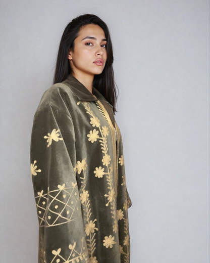 Modella con cappotto velluto ricamato Regina d'Oriente EcoEssence