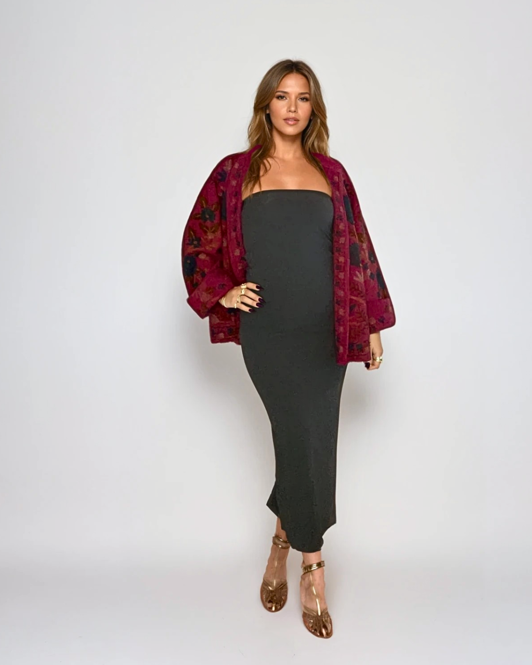 Modella con giacca Suzani ricamata a mano EcoEssence